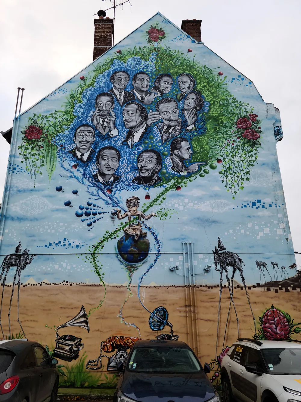 Large Art Deco mural with painted portraits covering the facade of a Saint-Quentin building